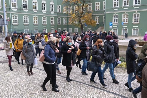 Protest pracowników MOPR pod Urzędem Miejskim w Szczecinie