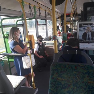 Straż miejska w autobusie w Szczecinie