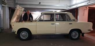 Prezydent Szczecina Piotr Krzystek i jego fiat 125 p z 1973 r.