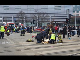 Kilkanaście  osób potrąconych przez samochód na placu Rodła