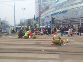 Kilkanaście  osób potrąconych przez samochód na placu Rodła