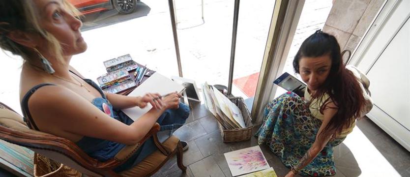 Artystka w witrynie. Tworzyła na oczach klientów i przechodniów