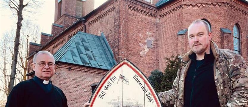 Zabytkowa tablica odzyskana