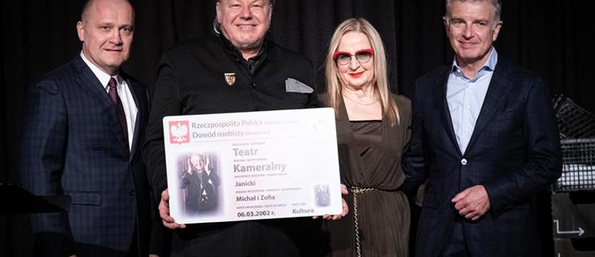 Szklanka jest zawsze do połowy pełna! Teatr Kameralny z dowodem tożsamości