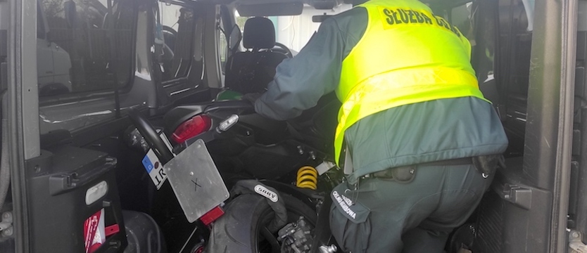 Bus z przyciemnianymi szybami, a w środku dwa kradzione motocykle