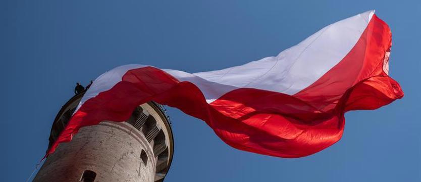 Nad Świnoujściem powiewa już największa biało-czerwona
