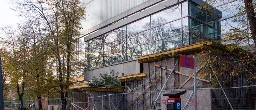 Taniej, ale wciąż drogo. Dwie oferty na remont Floating Areny