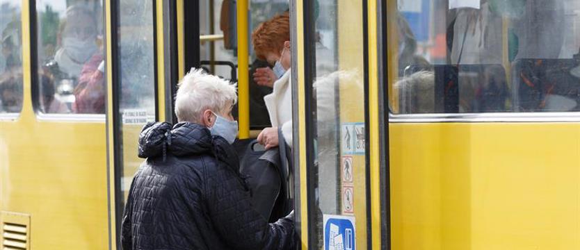 Dla powstrzymania grypy minister zdrowia rekomenduje maseczki