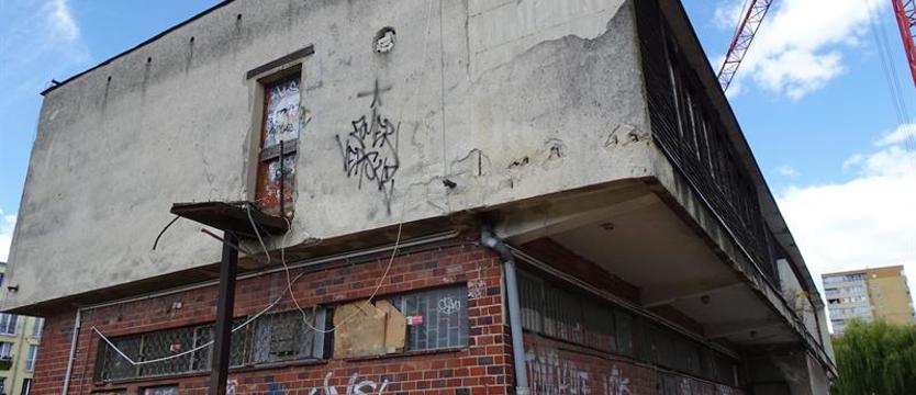 Zamiast pawilonu handlowego będzie 49 mieszkań. Trwają prace rozbiórkowe