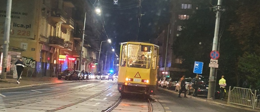 Kolizja na skrzyżowaniu al. Wyzwolenia z ul. Felczaka w Szczecinie. Są kłopoty z przejazdem