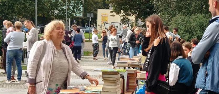 Kiermasz Książki Przeczytanej w sobotę przy fontannie. Ceny zaczynają się od złotówki