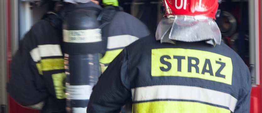 Dramatyczna akcja ratownicza podczas pożaru w Dębnie. Strażak trafił do szpitala
