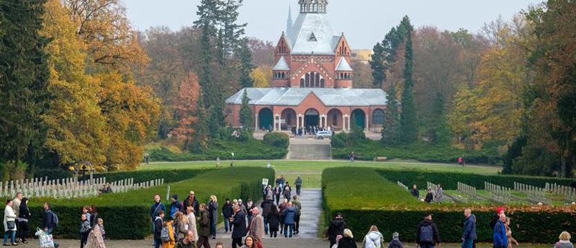 Pamięć, zieleń i... rower. Niedziela w „parku umarłych"