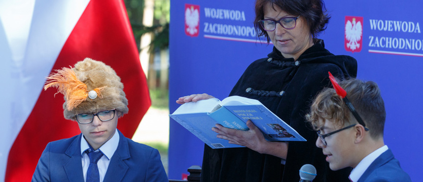 Narodowe Czytanie. "Romanse" w ogrodach urzędu 