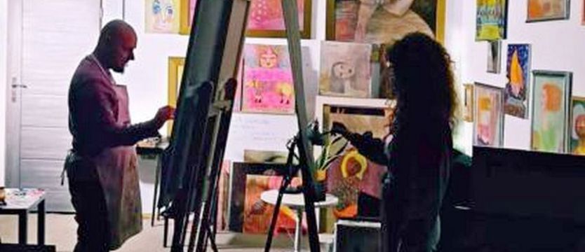 Obrazy i muzyka. Wernisaż w świnoujskiej kawiarence