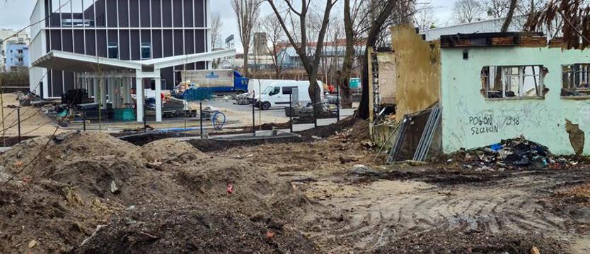 W sąsiedztwie pogotowia – śmietnik i gruzowisko