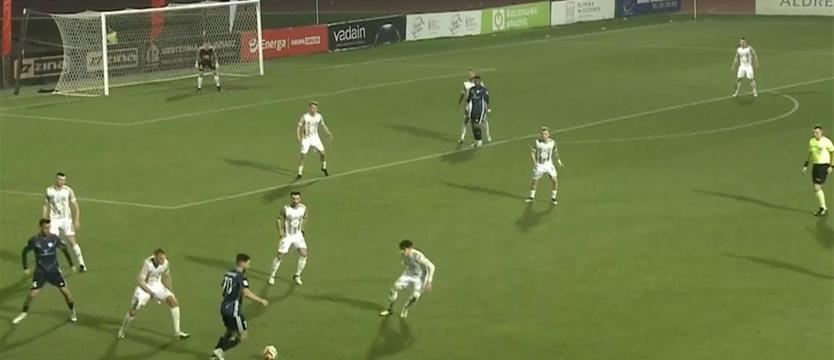 Piłka nożna. Szczęśliwy remis liderującej Kotwicy z outsiderem