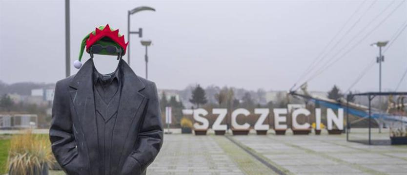 Świątecznie i bajkowo. Czapki elfów na pomnikach