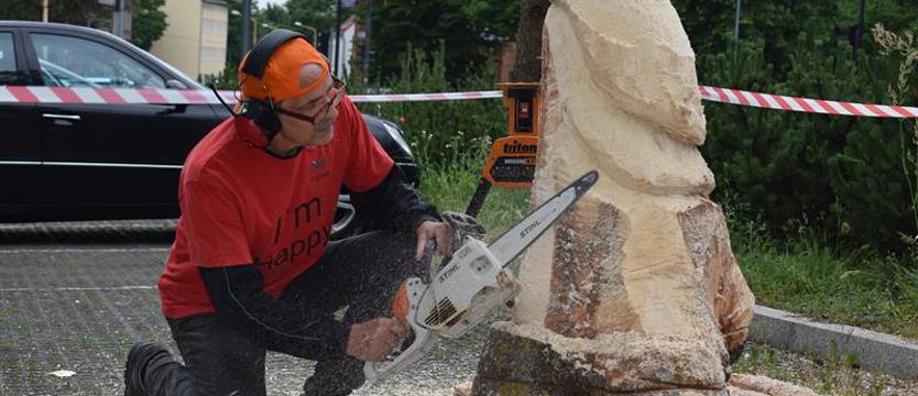 Rzeźbi piłami spalinowymi. Na realizację marzeń nigdy nie jest za późno