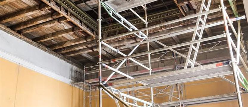 Świetlik nad złotym gzymsem