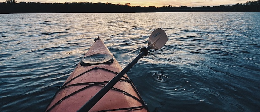 Siedem osób, w tym troje dzieci, wypadło z kajaków na Parsęcie