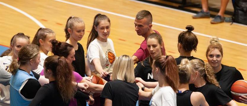 Koszykówka. Ogniwo liderem grupy. Zwycięstwo kobiet, porażka mężczyzn