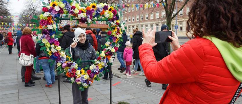 Pogoda kapryśna, ale klientów na Jarmarku Wielkanocnym nie brakuje