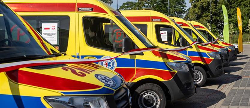Mercedesy w pogotowiu. Żółte, pełne sprzętu medycznego, z ratownikami na pokładzie