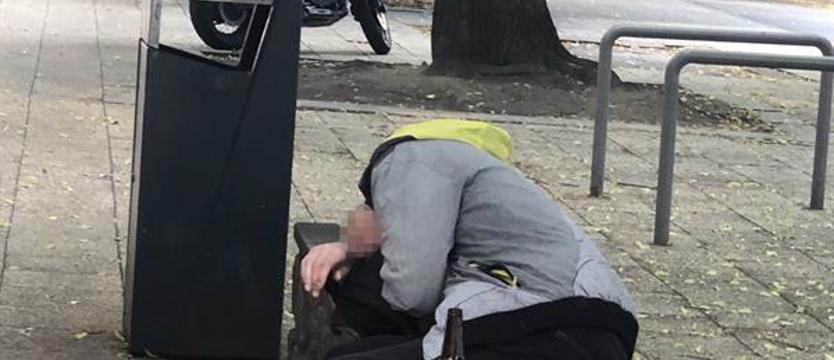 Nie pomagają skargi i interwencje służb. Piją, brudzą, załatwiają się...