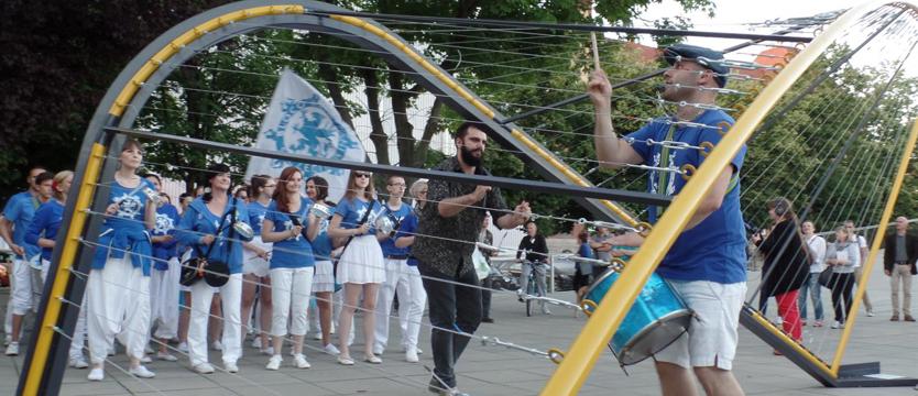 Tańcz sambę, graj na harfie