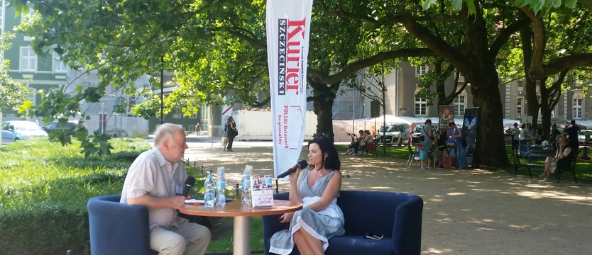 Plener z książką trwa