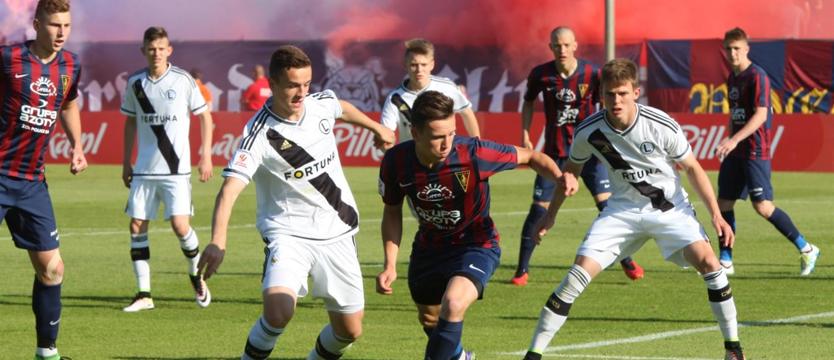 Piłka nożna. Pogoń promuje napastników