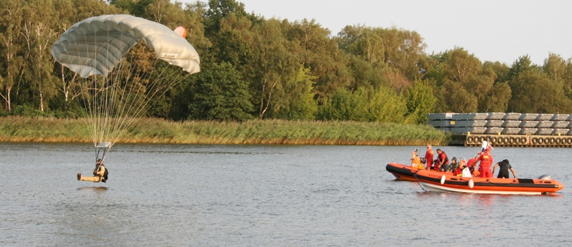 Spadochroniarze nad Dziwnowem