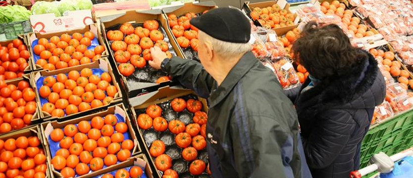 W sklepach płacą „śmieciami”
