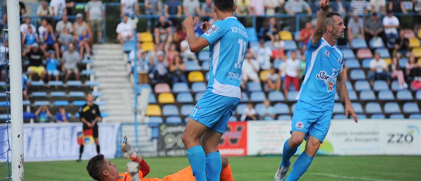 Piłka nożna. Remis Błękitnych, porażka Kotwicy (1)