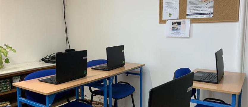 Komputer i smartfon dla seniora. Bez stresu, przy kawie i ciastku