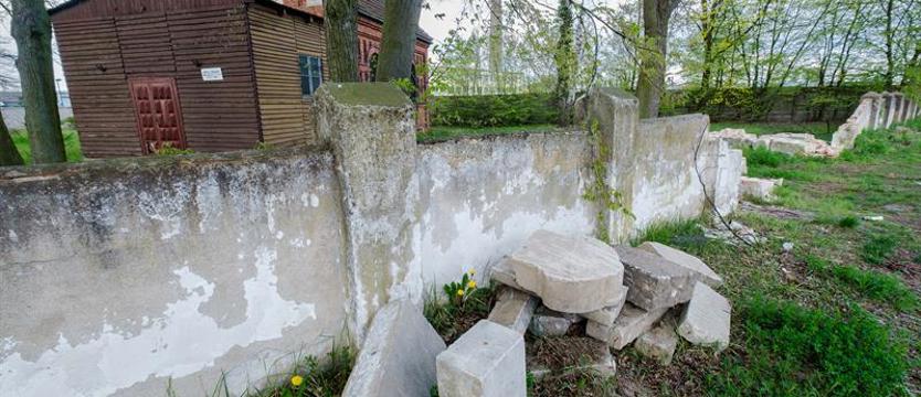 W Żydowcach zabytkowa brama zniszczona