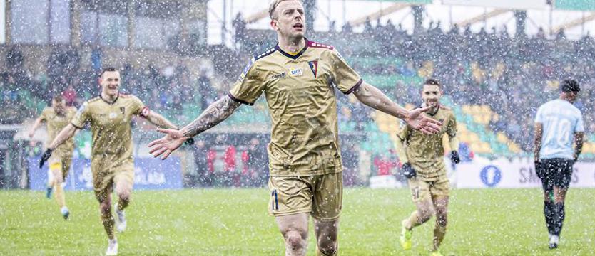 Piłka nożna. Pogoń gromi i utrzymuje prowadzenie