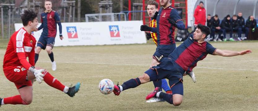 Piłka nożna. Pogoń wygrywa i prowadzi