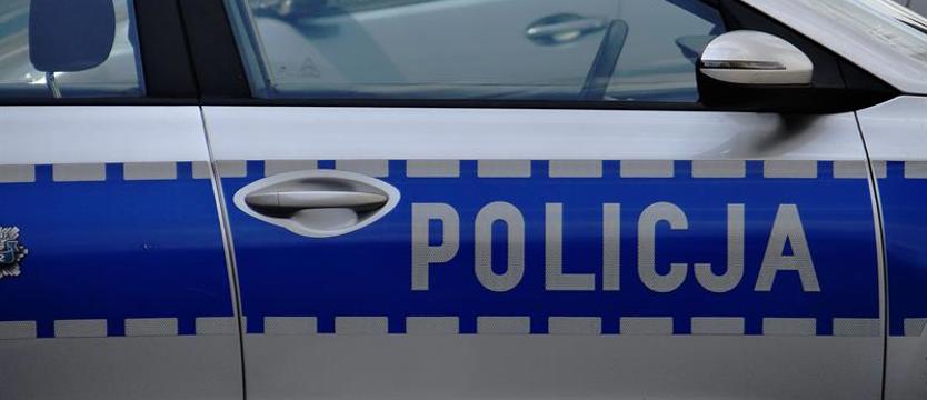 Plakat wyborczy i pęknięta szyba. Policja wyjaśnia incydent