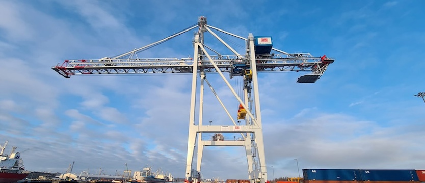 Nowa suwnica na nabrzeżu Fińskim w Szczecinie. Może podnieść 75 ton