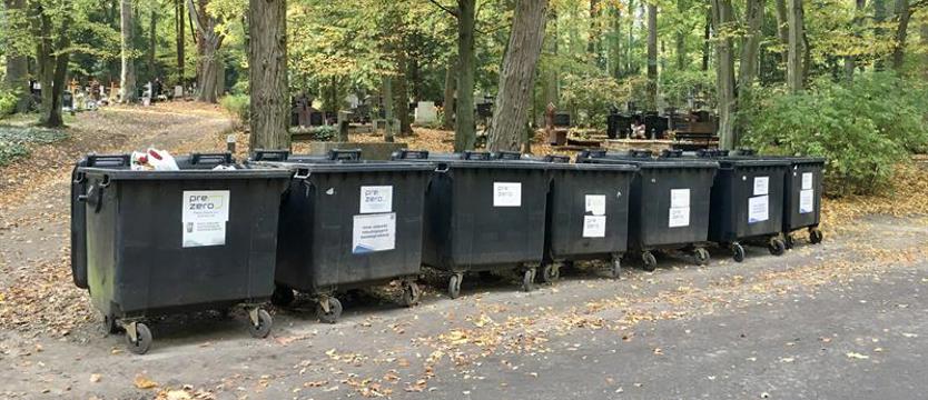 Jeden cmentarz – trzy firmy od porządku. Szeregi czarnych kontenerów