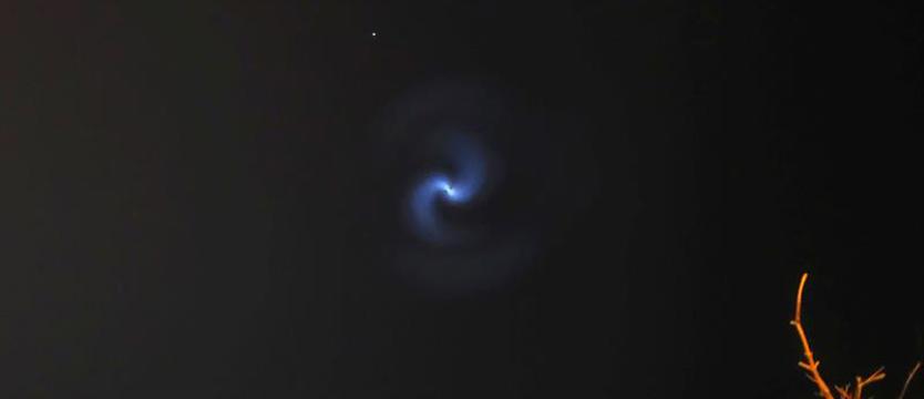 Świetlista spirala rakiety Falcon 9 nad Szczecinem