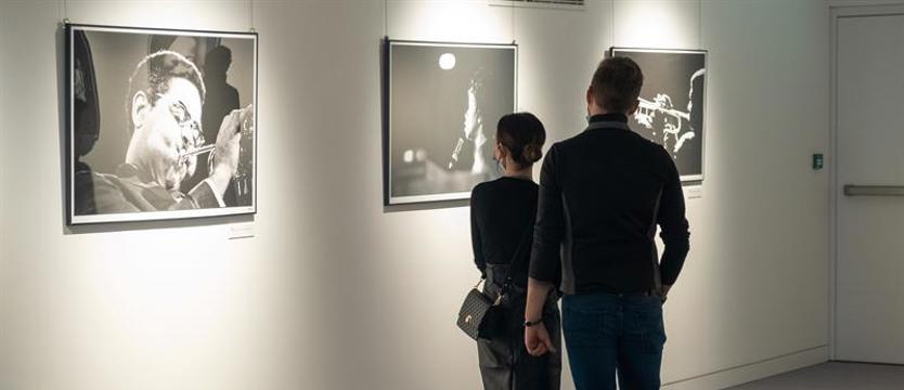 Artyści za obiektywem i na zdjęciach. Wystawa w filharmonii