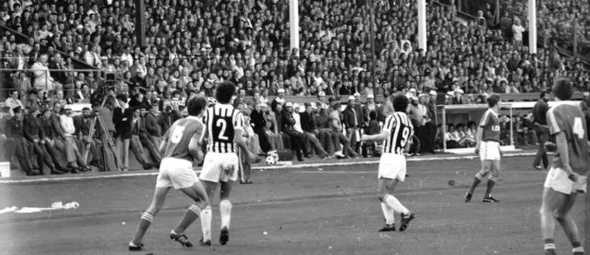 Piłka nożna. Opozycyjny klub