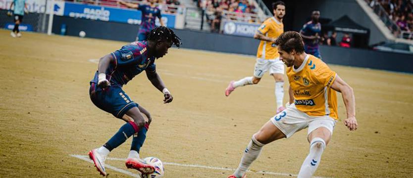 Piłka nożna. Pogoń w samolocie