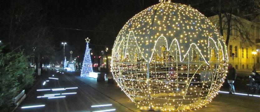 Aleja rozbłysła świątecznie