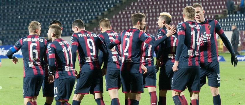 Piłka nożna. Pożegnanie przy pustych trybunach