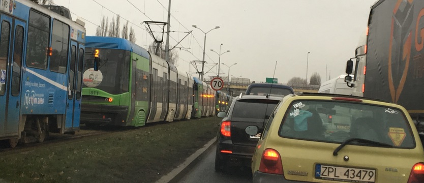 Korek na Gdańskiej. Tramwaj zderzył się z autem