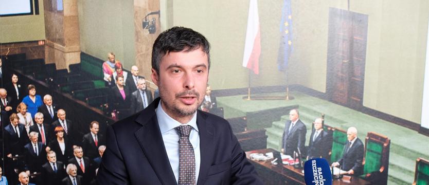 Dlaczego żołnierz salutował przed Misiewiczem?